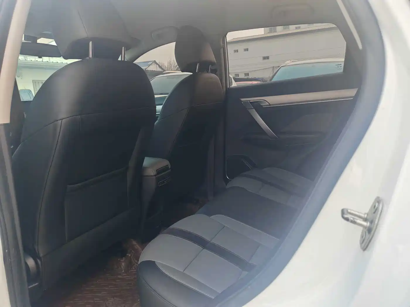 Фото 6 - Geely Binyue