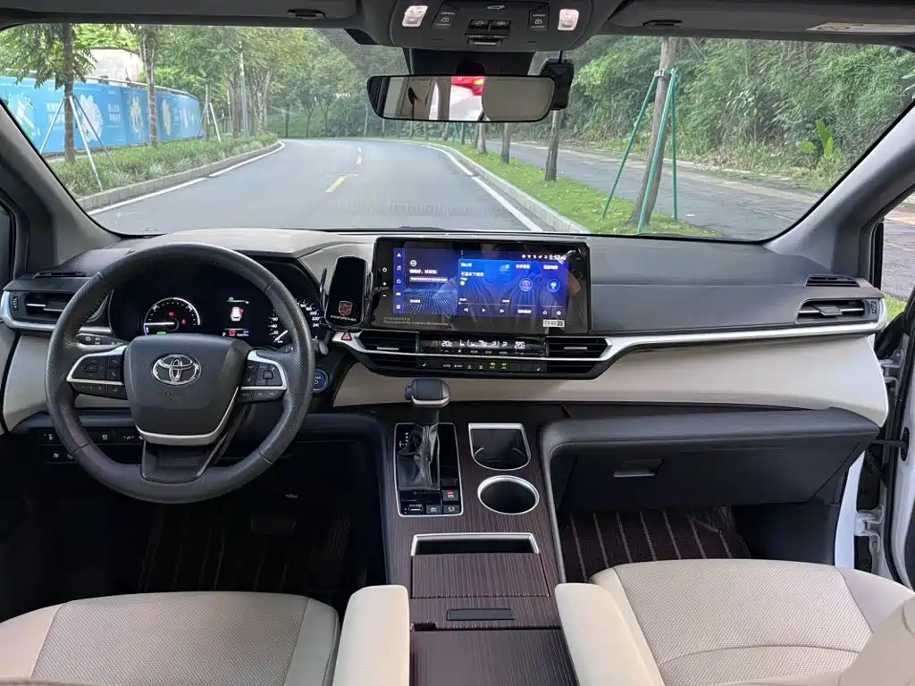 Фото 6 - Toyota Granvia