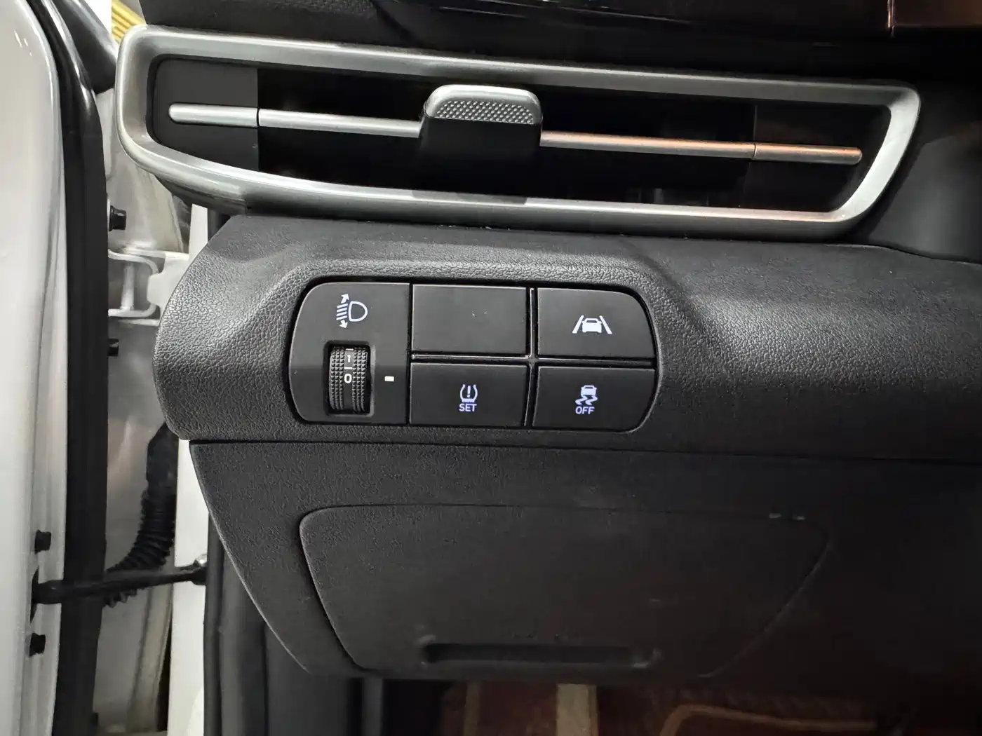Hyundai Elantra 2023 Model 1.5L CVT LUX Premium Edition фото 6