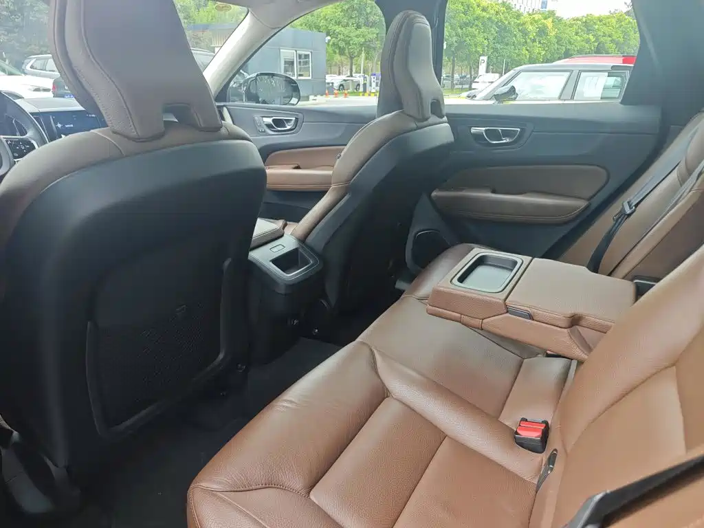 Фото 8 - Volvo XC60