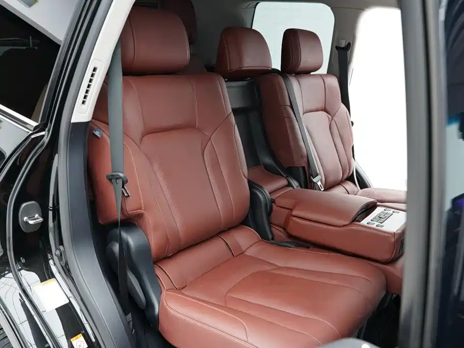 Фото 18 - Lexus LX