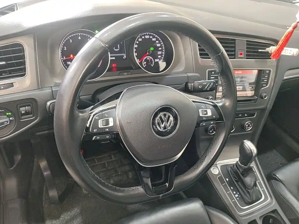 Photo 11 - Volkswagen Golf
