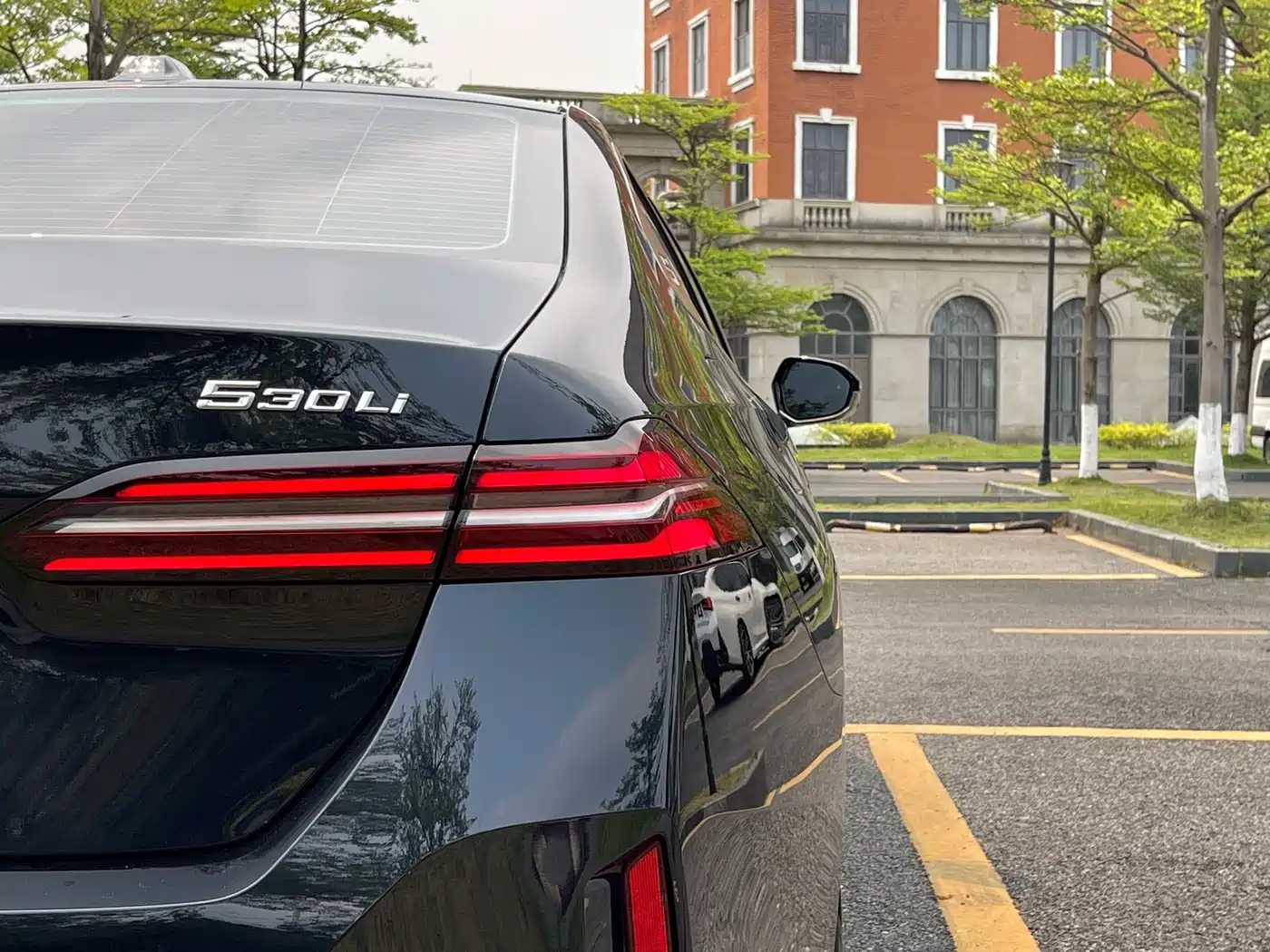 BMW 5 Series 2024 530Li Leading M Sport Package фото 9