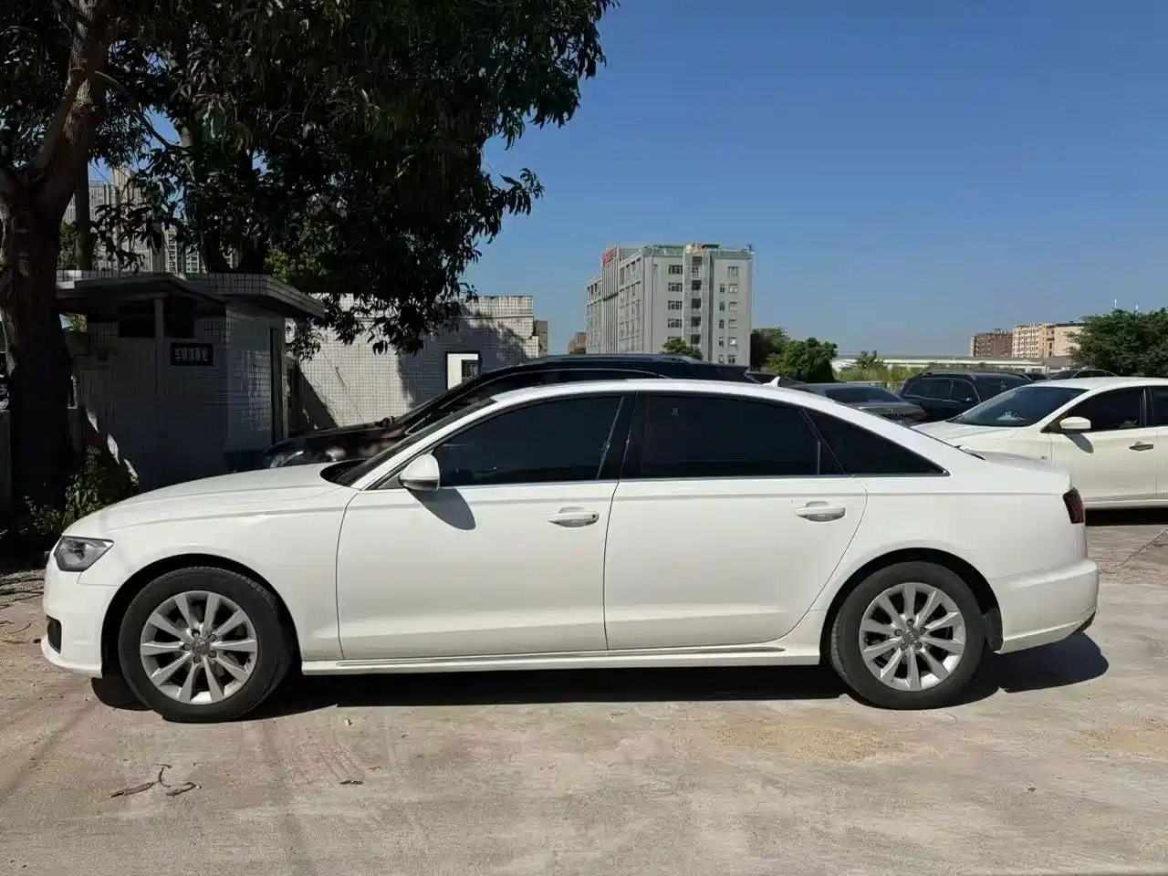 Photo 2 - Audi A6L