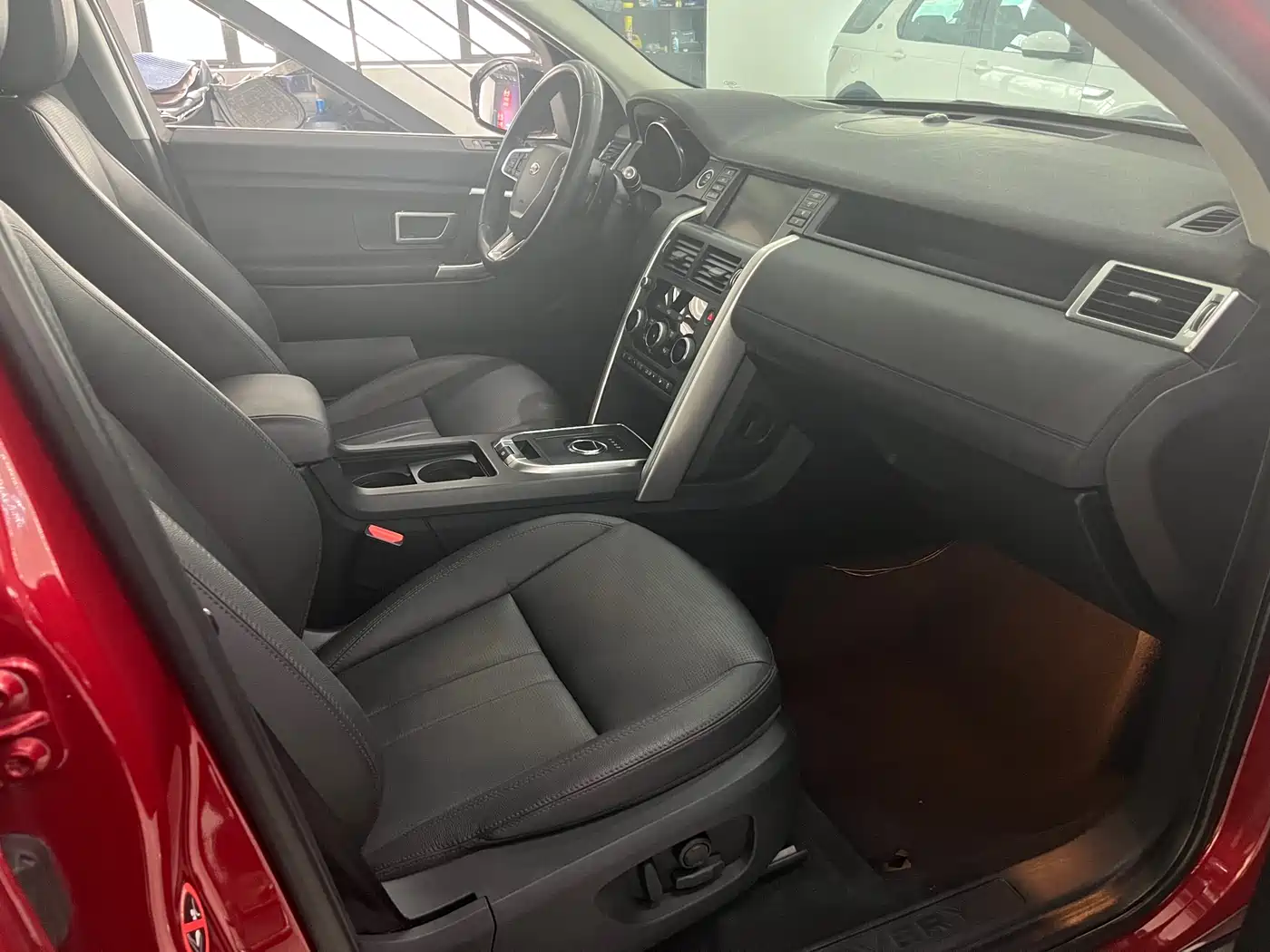 Land Rover Discovery Sport 2018 240PS SE Edition фото 9