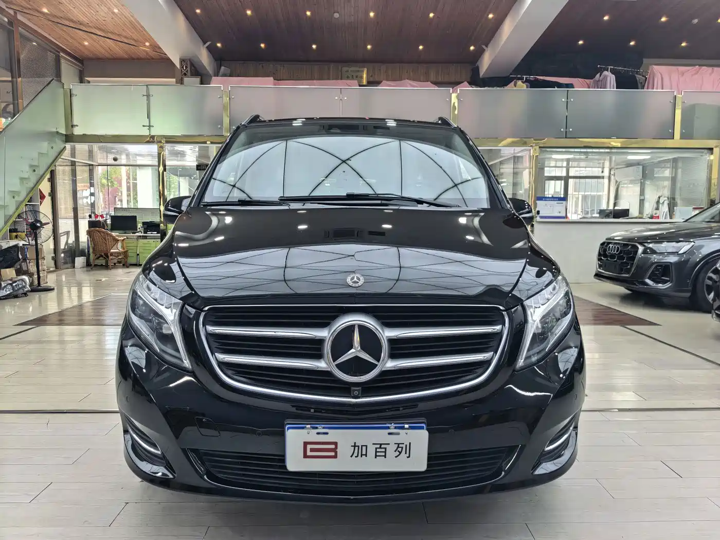 Photo 2 - Mercedes-Benz V-Class