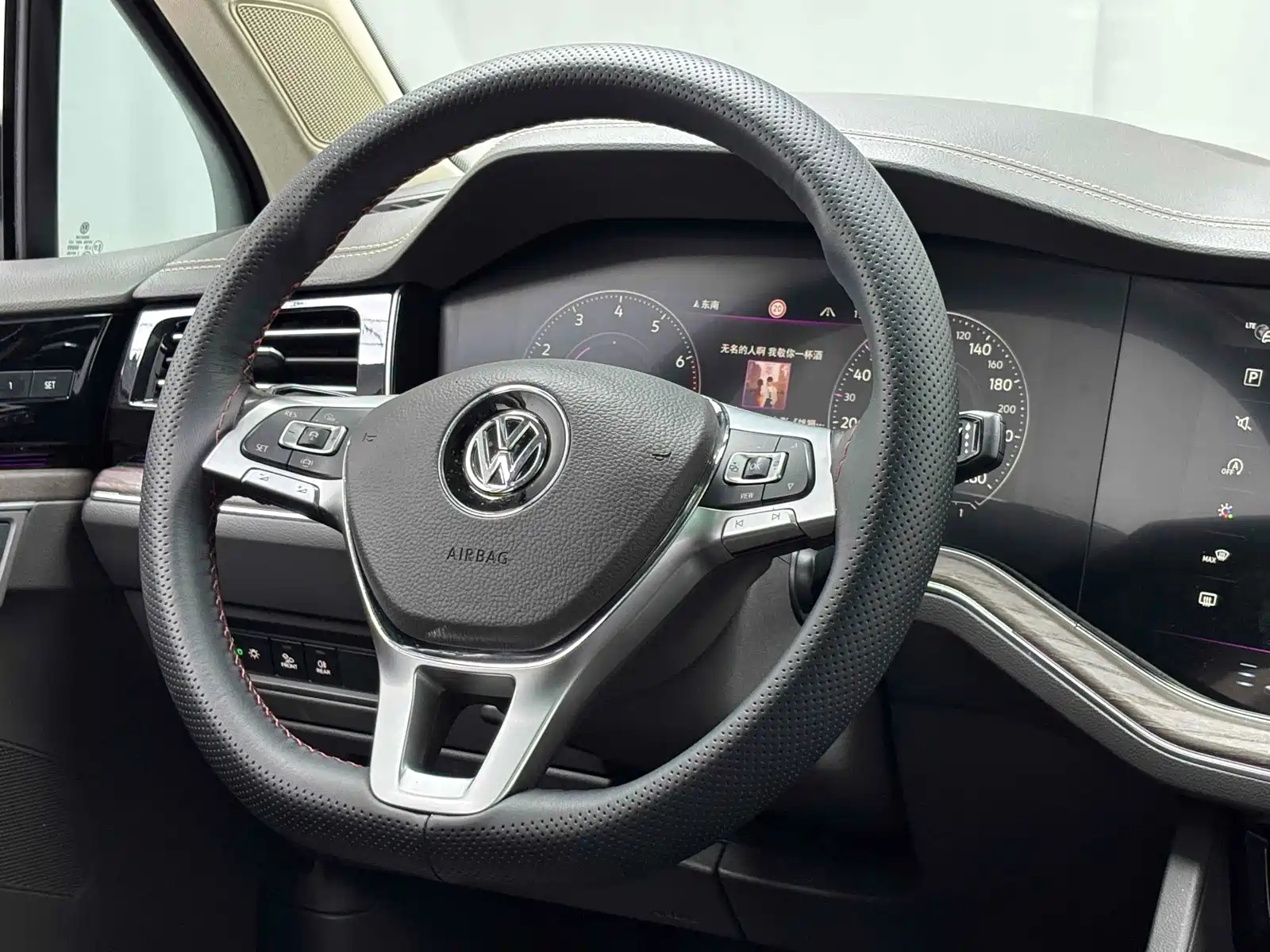 Фото 8 - Volkswagen Touareg