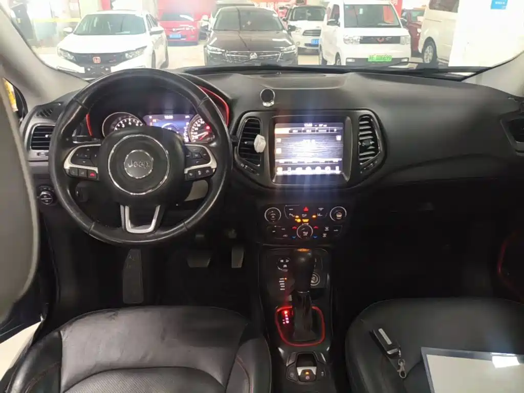 Фото 10 - Jeep Compass