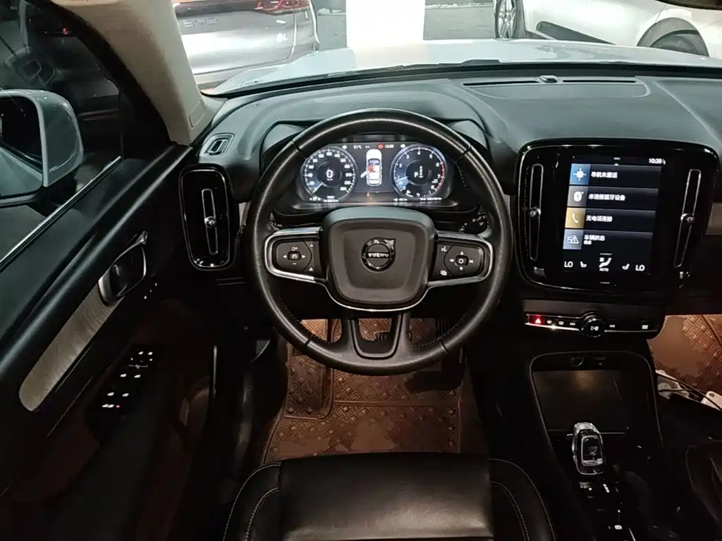 Фото 11 - Volvo XC40