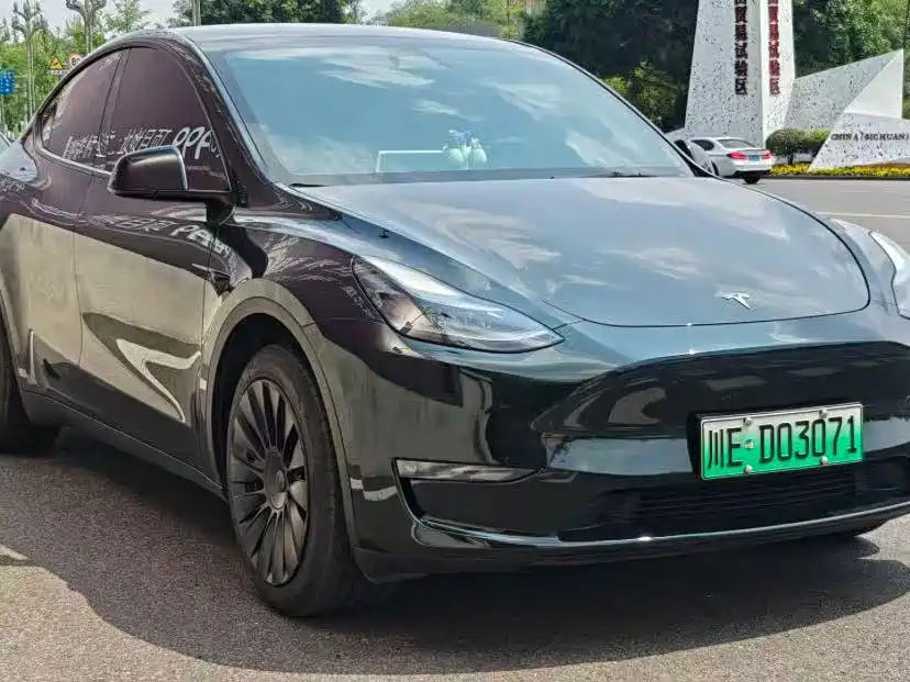 TESLA MODEL Y