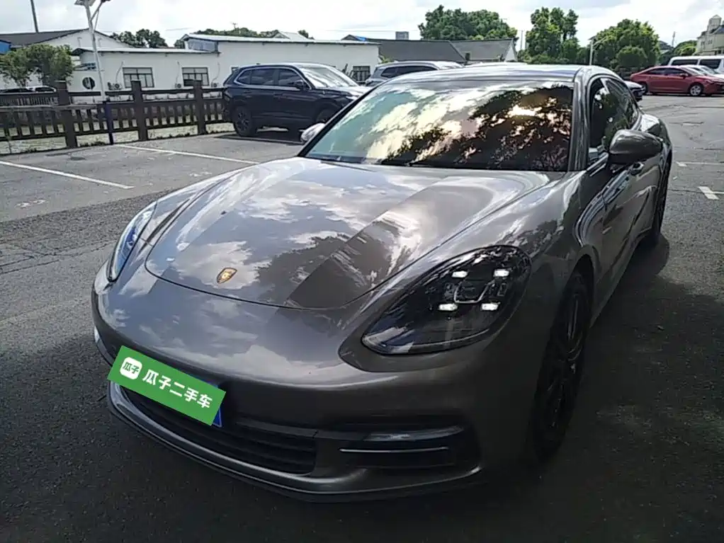 Photo 2 - Porsche Panamera