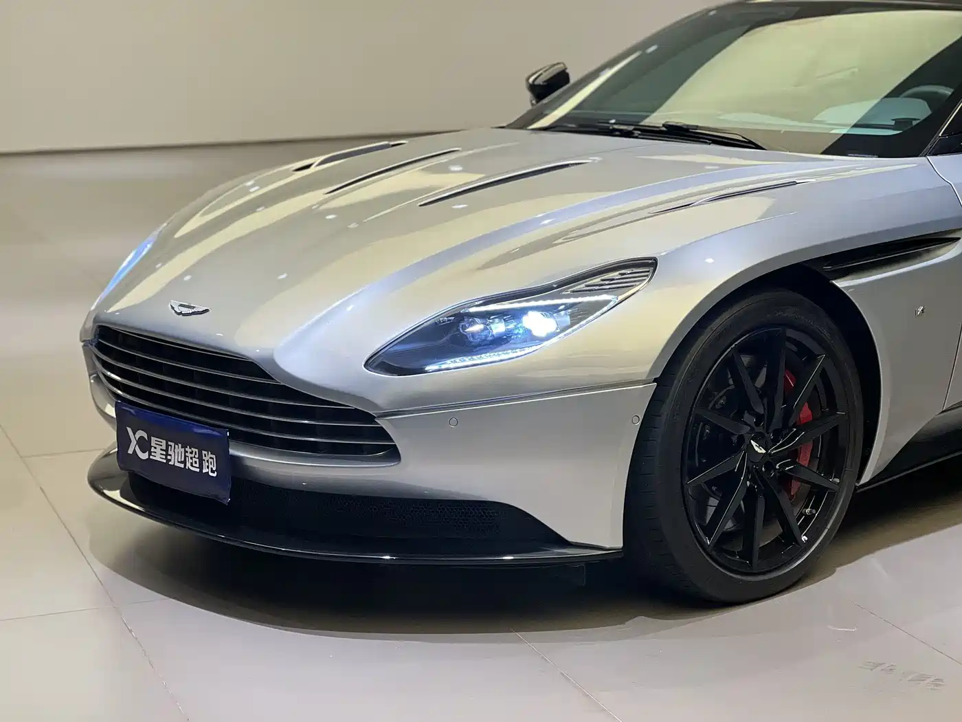 Aston Martin DB11 2017 2016 5.2T Launch Edition