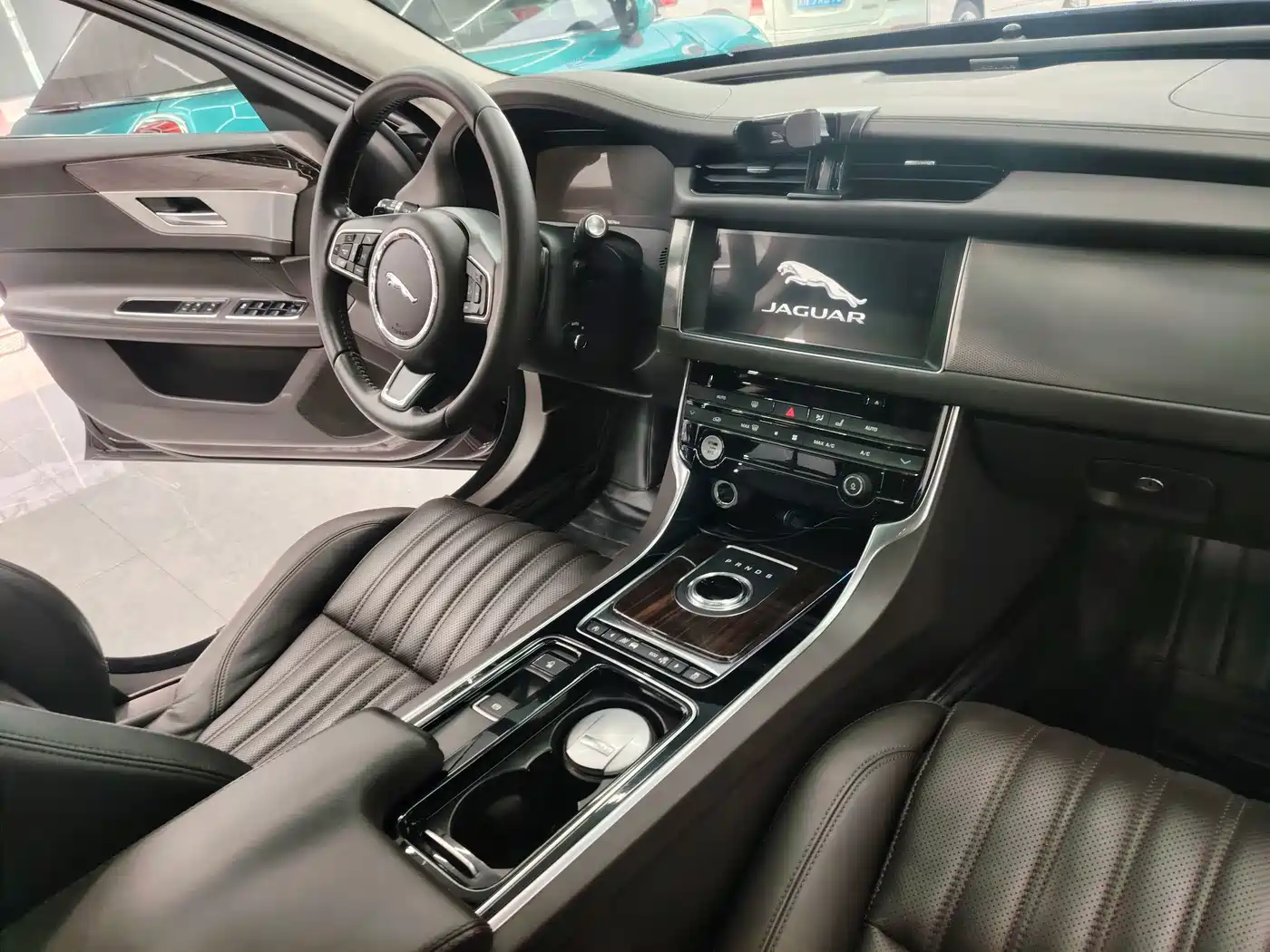 Photo 17 - Jaguar XFL