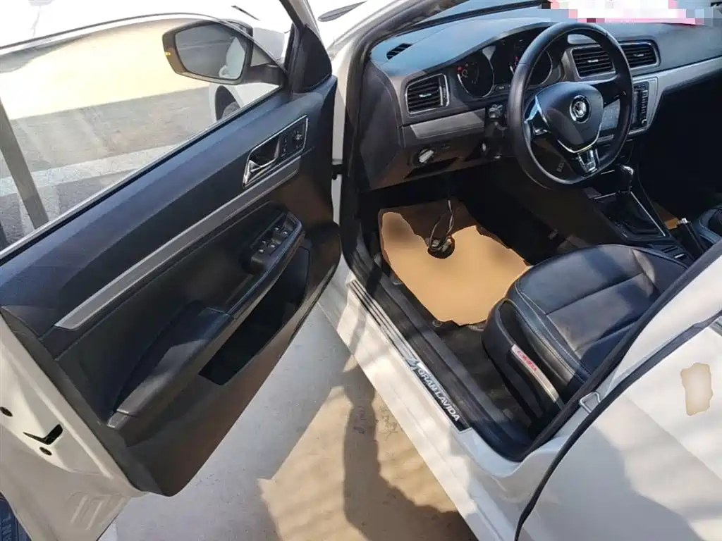 Volkswagen Lavida Tour 2015 1.6L Automatic Comfort Edition фото 16