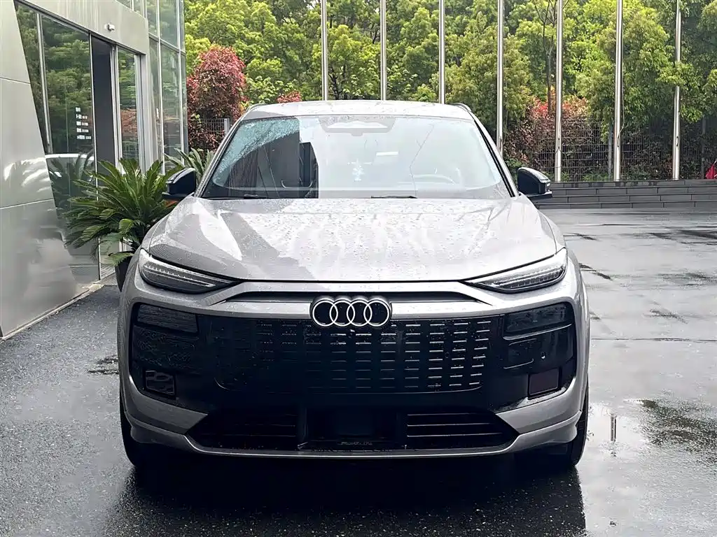 AUDI Q6L E TRON