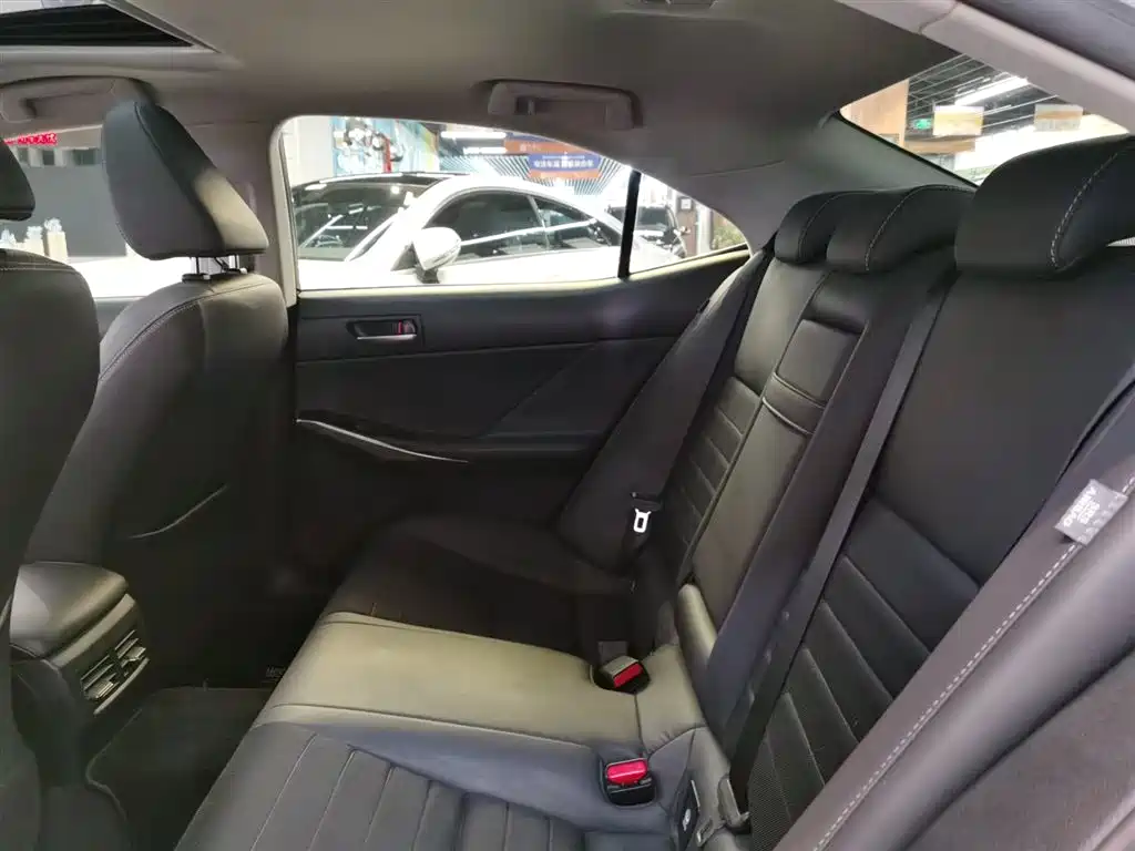 Lexus IS 2017 300 Leading Edition фото 7