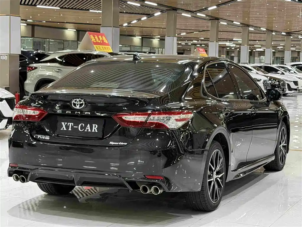 Фото 4 - Toyota Camry