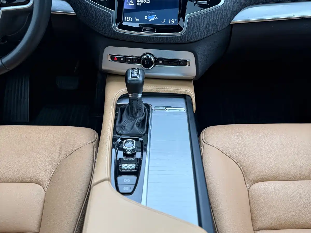 Фото 11 - Volvo XC90