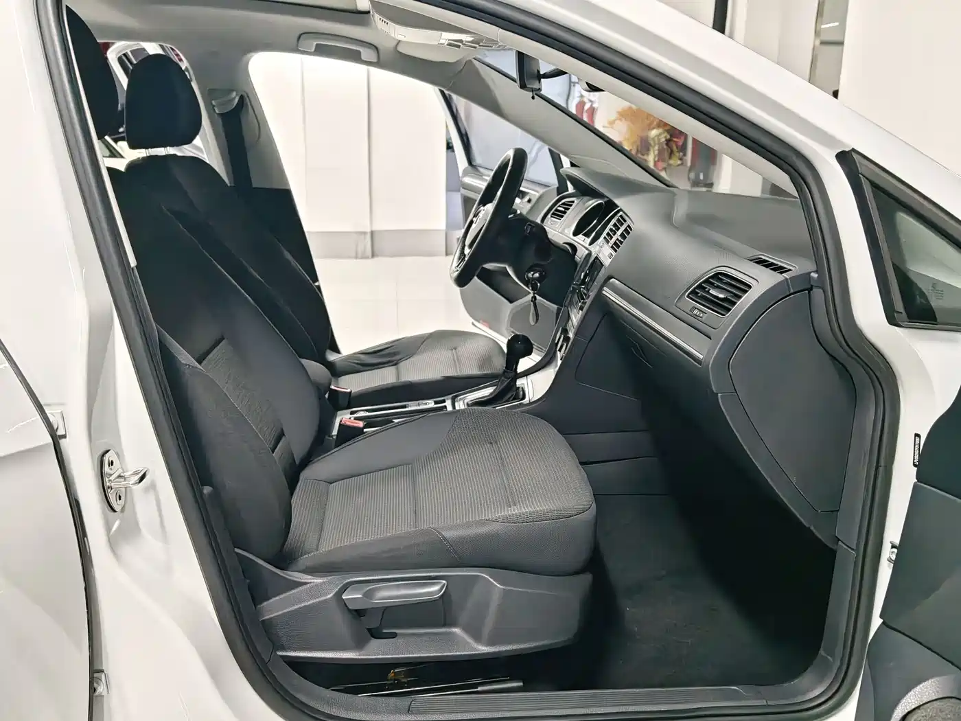 Volkswagen Golf 2016 1.6L Automatic Comfort фото 8