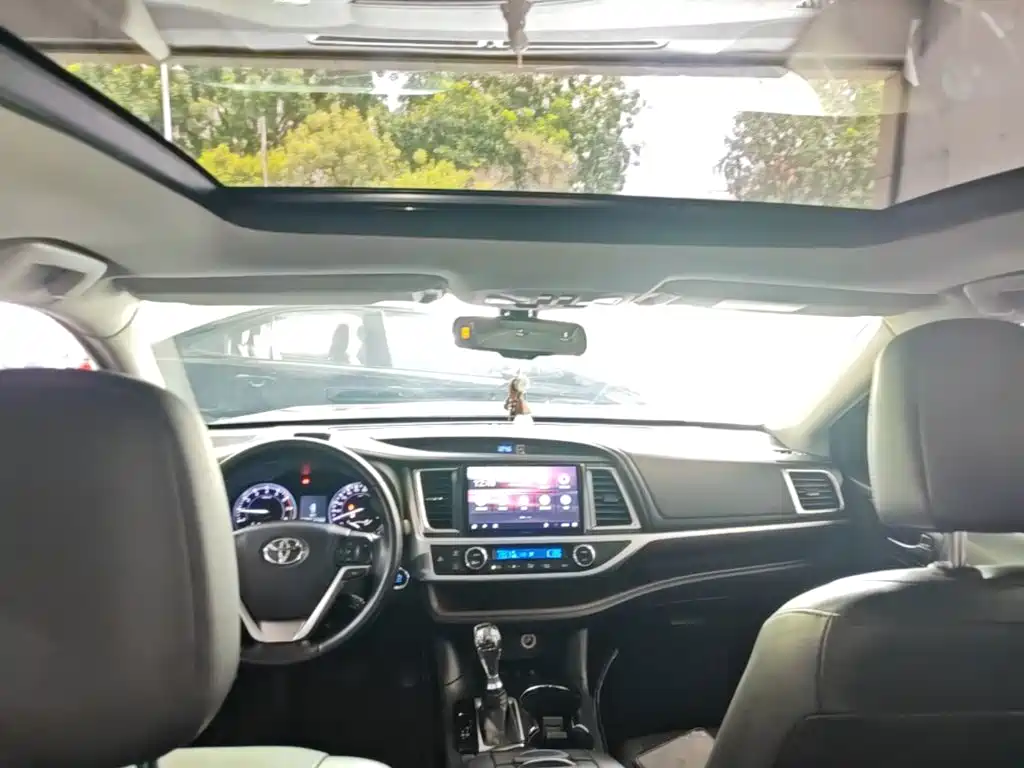 Photo 18 - Toyota Highlander