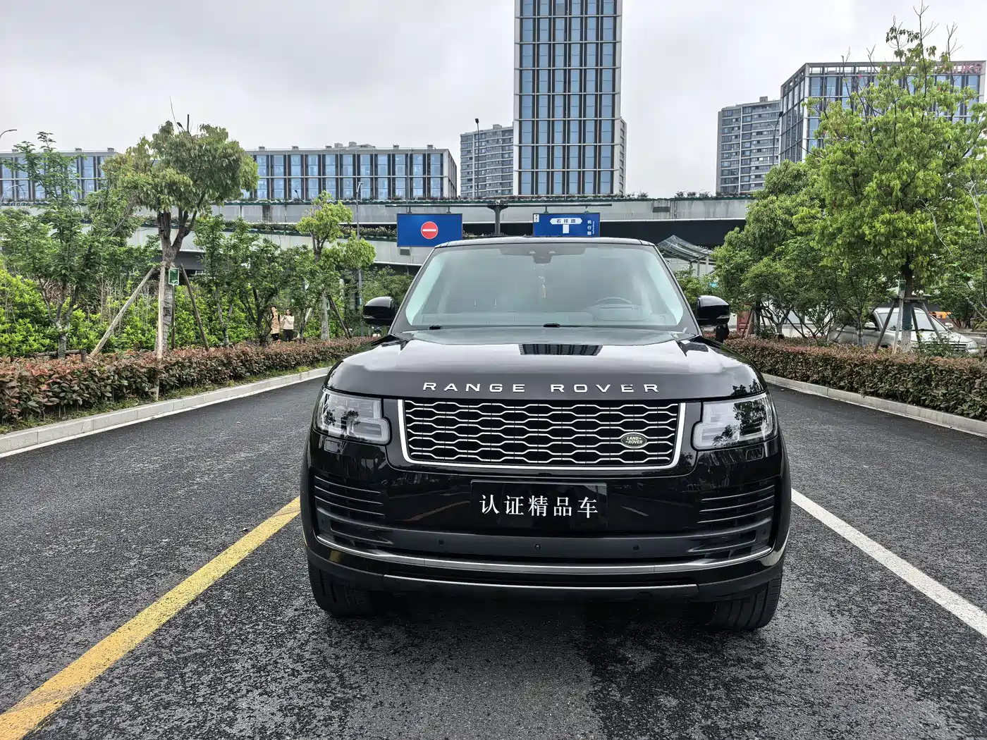 Land Rover Range Rover 2021 3.0 L6 Heritage Extended Classic Edition фото 2