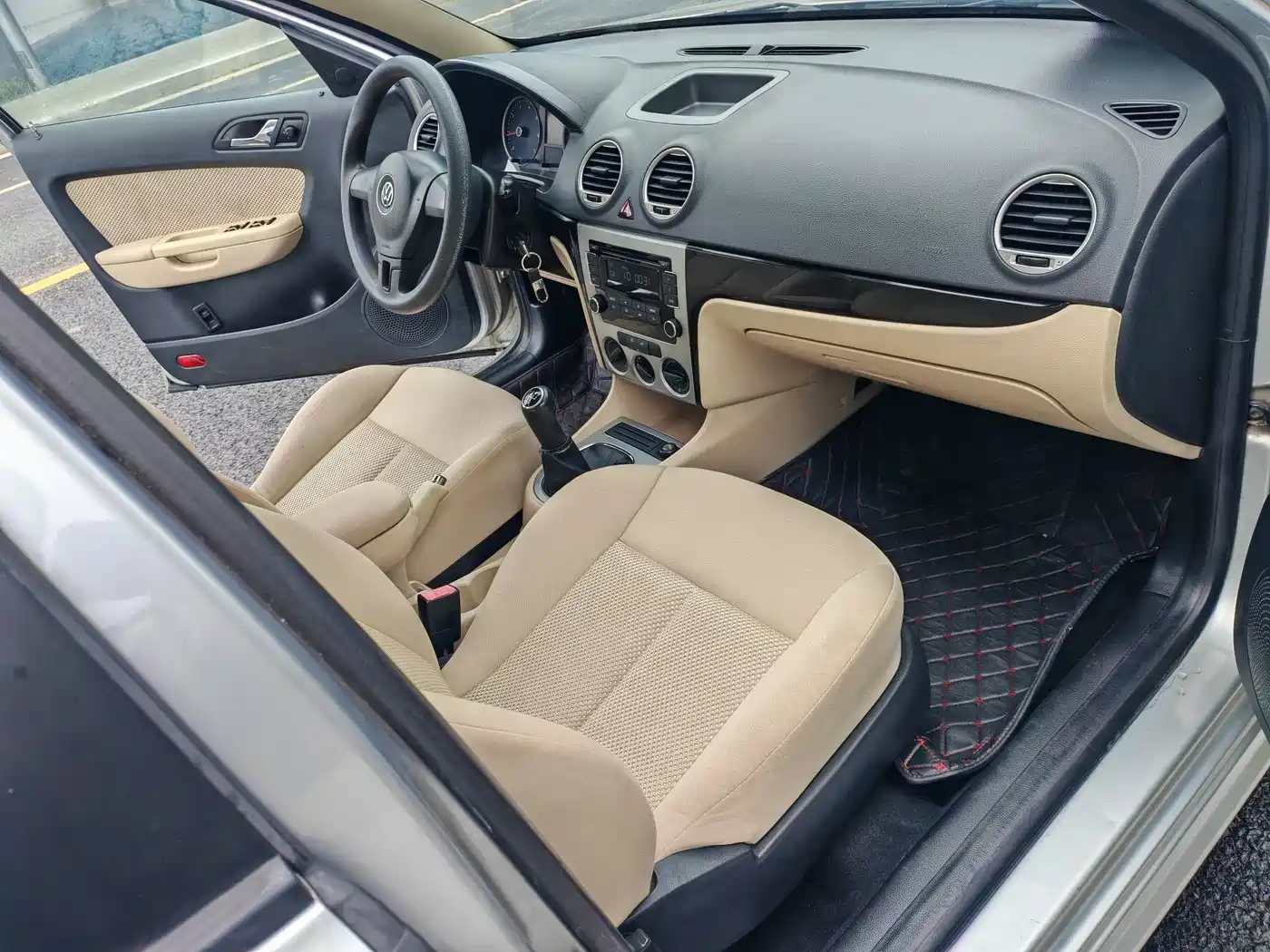 Volkswagen Lavida 2011 1.6L Manual Leisure Edition фото 9