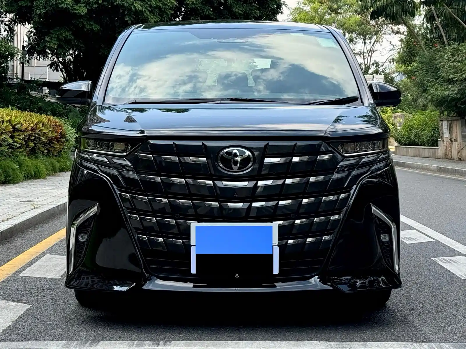 Photo 2 - Toyota Alphard