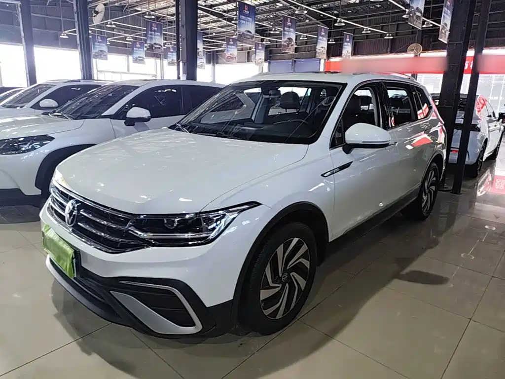 Photo 1 - Volkswagen Tiguan L