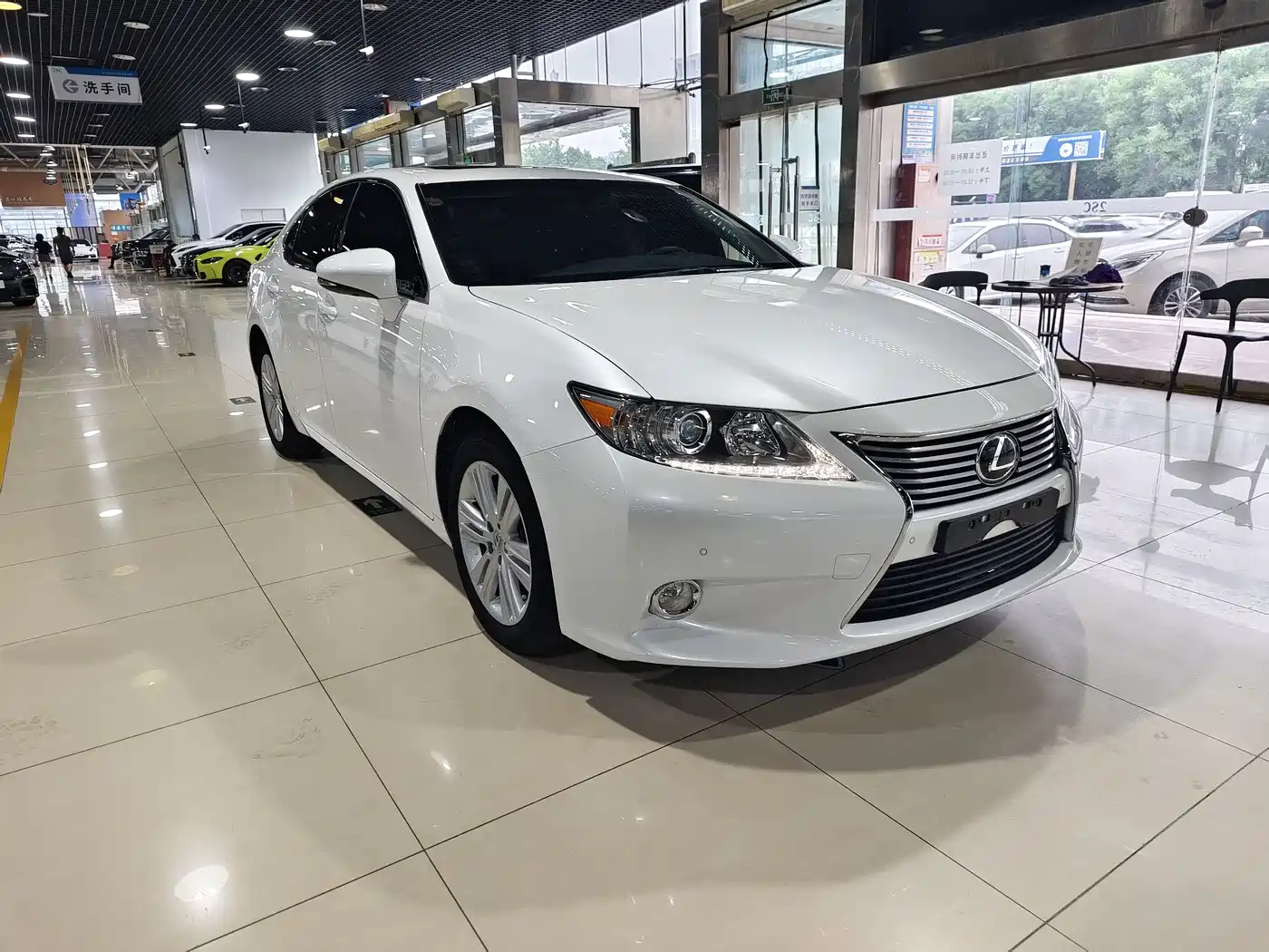 Фото 1 - Lexus ES