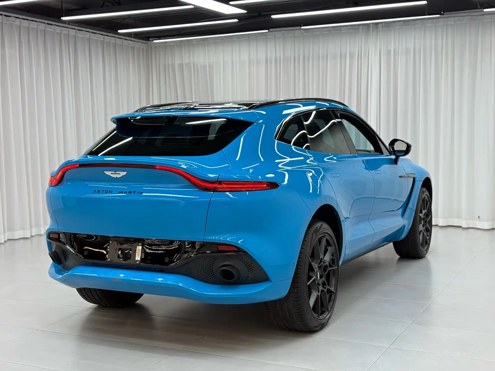 Photo 4 - Aston Martin DBX