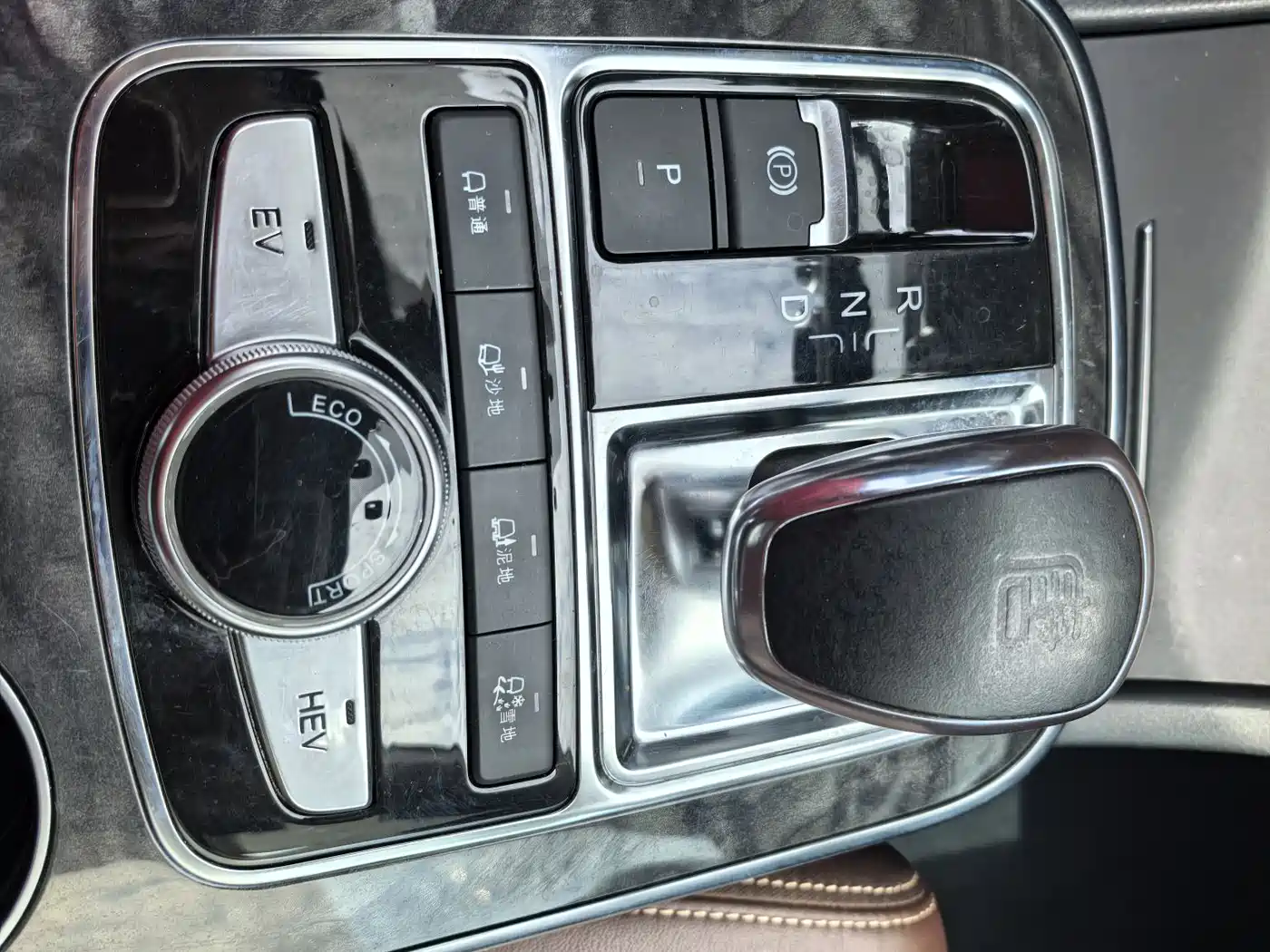 BYD Tang New Energy 2015 2.0T 4WD Flagship фото 14