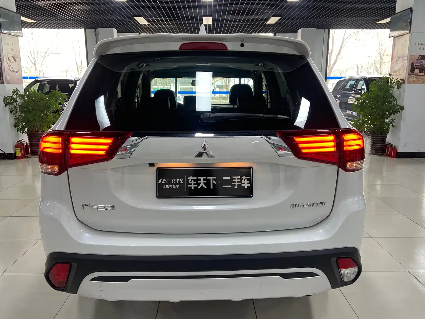 Mitsubishi Outlander 2020 2.0L 2WD Premium 5-seater фото 5