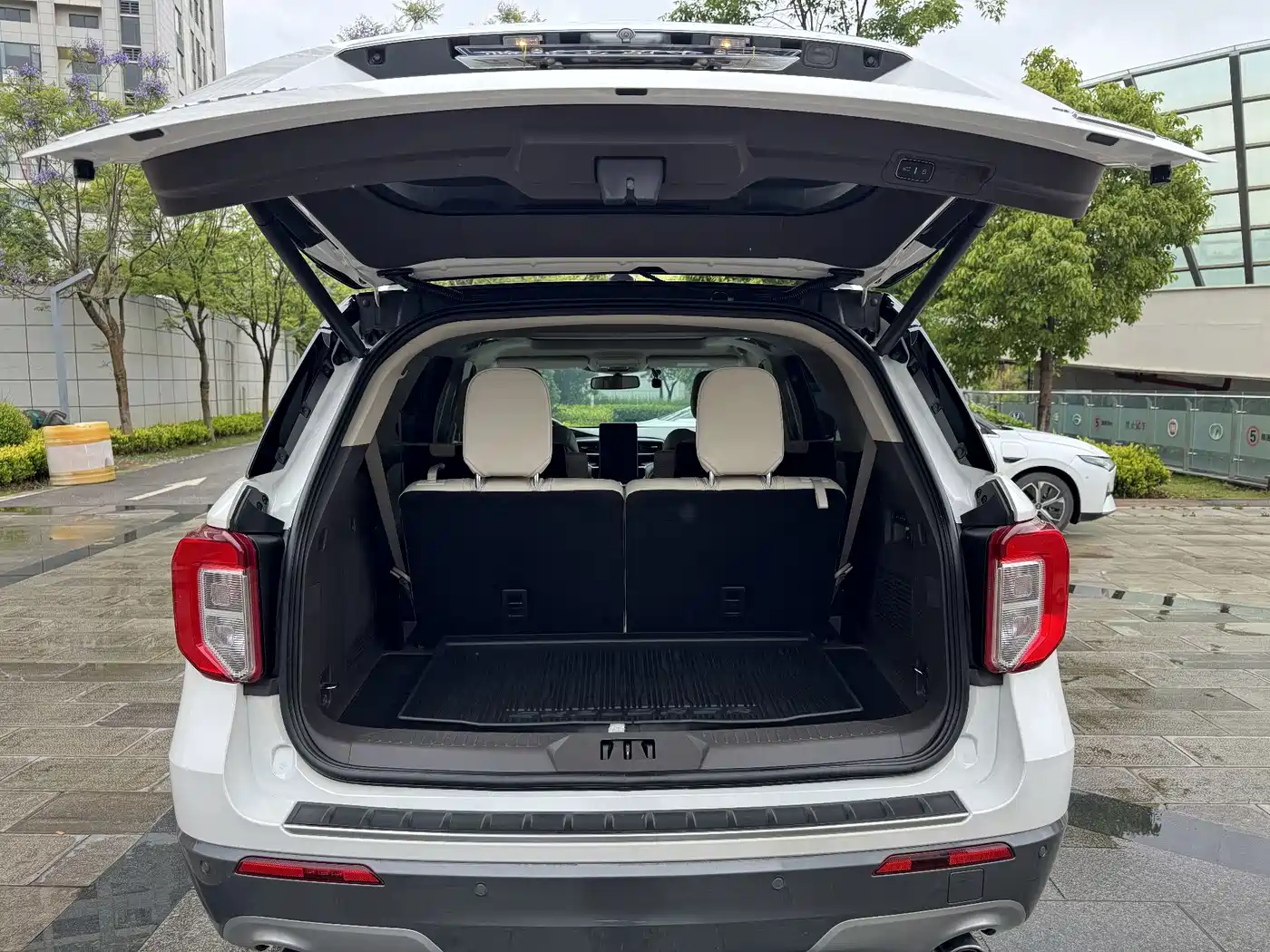Фото 26 - Ford Explorer