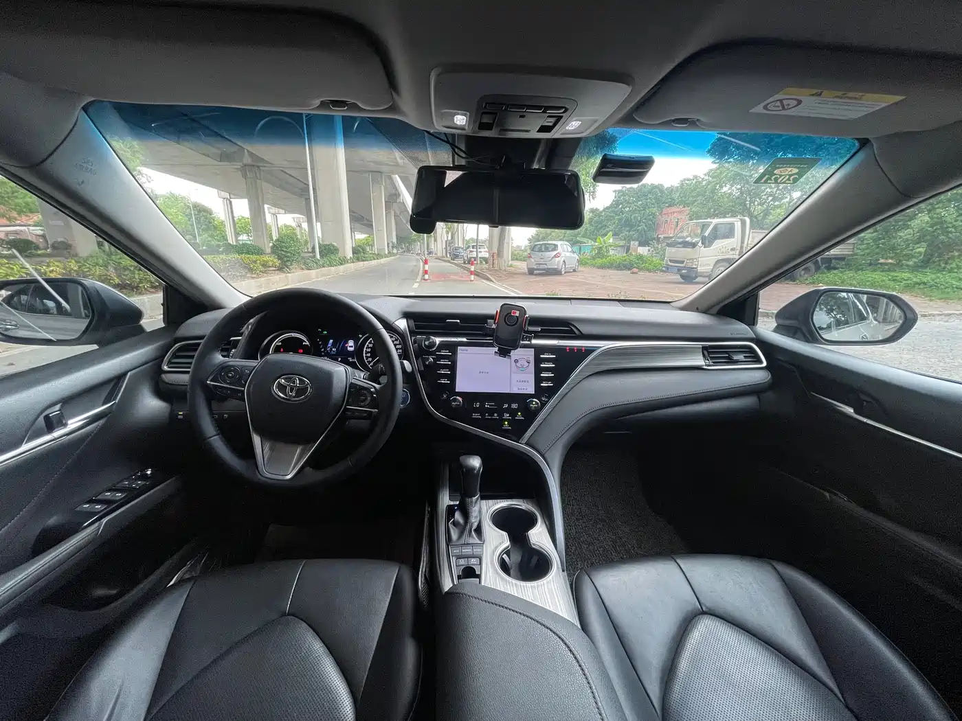 Toyota Camry 2018 Hybrid 2.5HQ Platinum фото 9