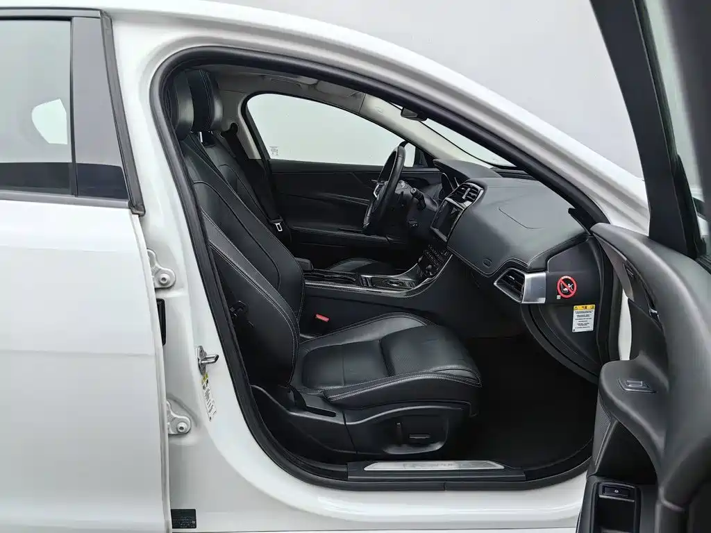 Photo 23 - Jaguar XE