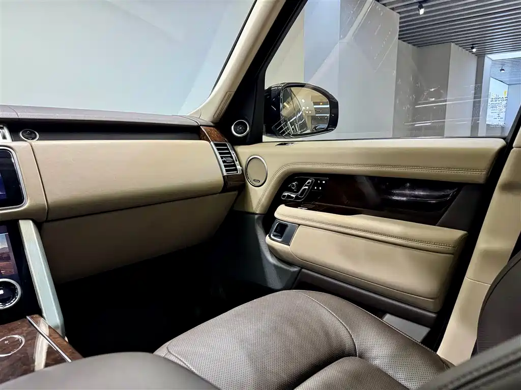 Land Rover Range Rover 2021 3.0 L6 Heritage Extended Classic Edition фото 25
