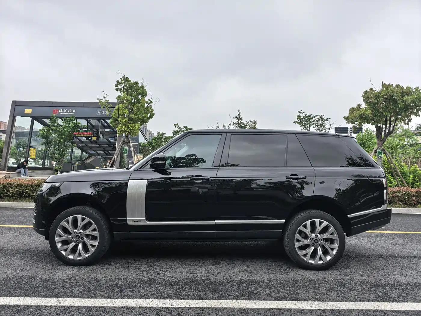 Land Rover Range Rover 2021 3.0 L6 Heritage Extended Classic Edition фото 3
