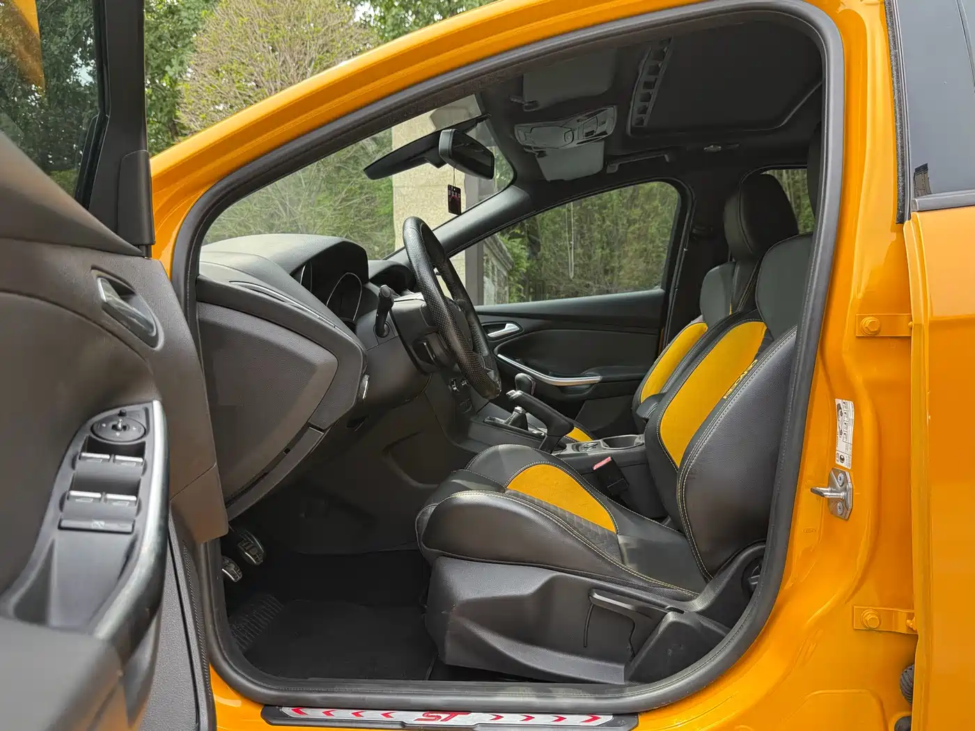 Ford Focus (Import) 2014 2013 2.0T ST Orange Edition