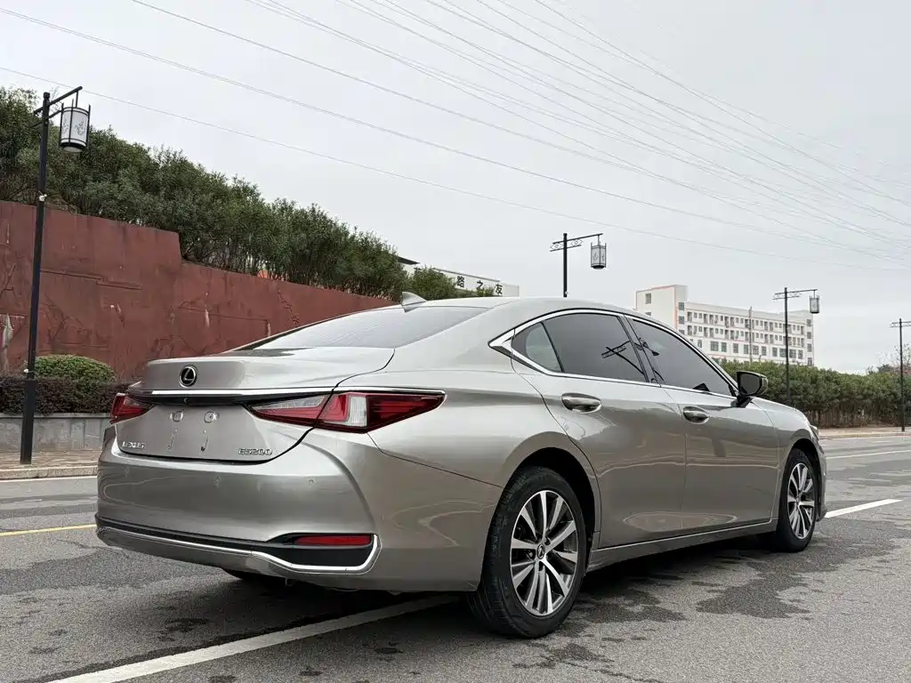 Фото 4 - Lexus ES