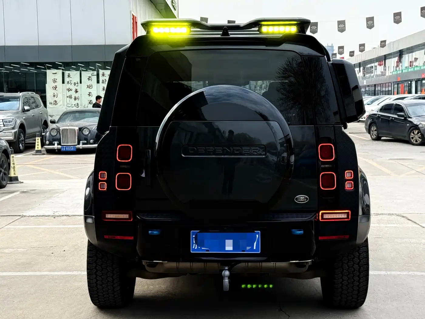 Land Rover Defender 2024 110 3.0T P400 Dark Special Edition фото 25