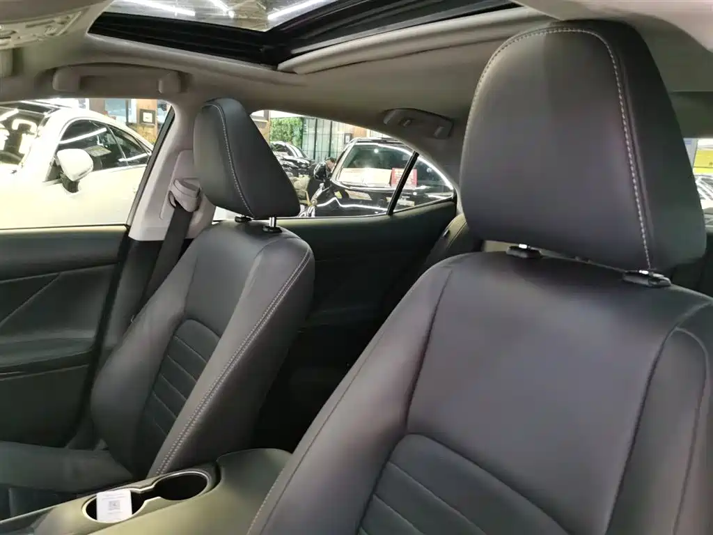 Lexus IS 2017 300 Leading Edition фото 6