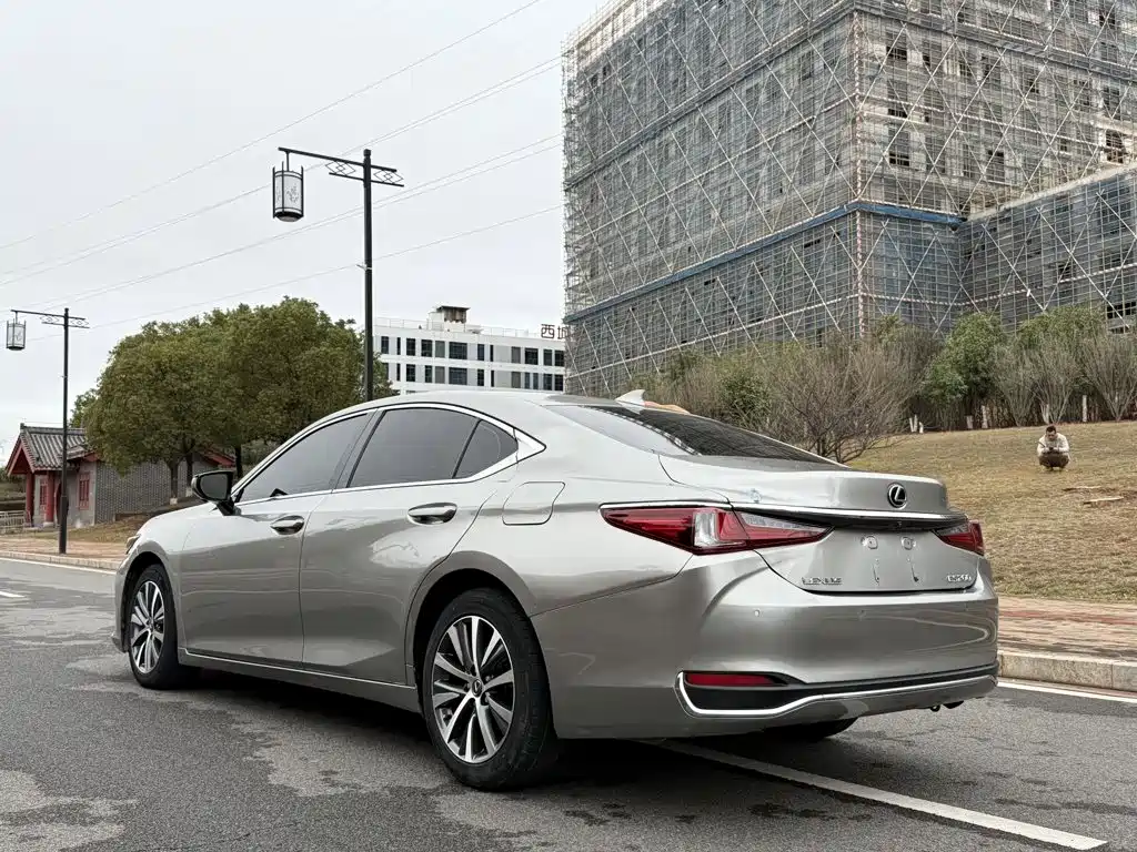 Фото 6 - Lexus ES