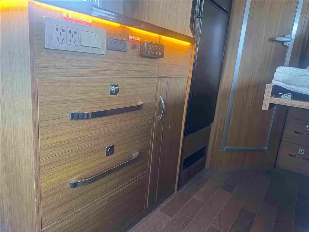 SAIC Maxus MAXUS V90 RV 2022 2021 2.0T Life Home V90 Self-Contained Class C RV Flagship Small Front Overhead Transverse Bed