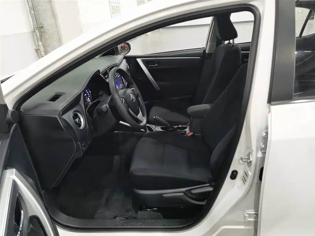 Toyota Corolla Twin Engine E+ 2019 1.8L E-CVT Leading Edition фото 10
