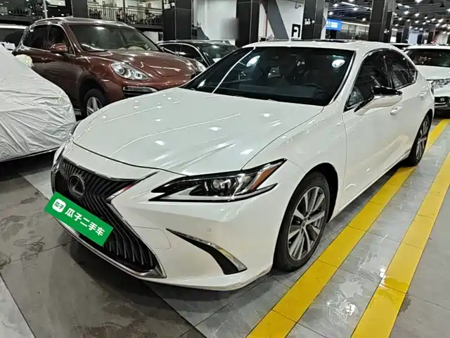 Lexus ES 2019