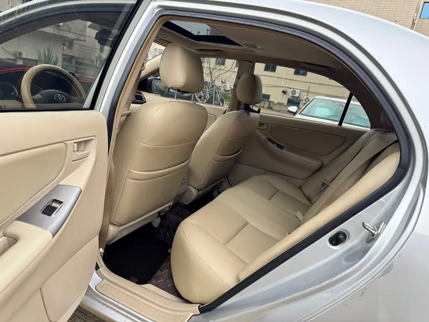 Toyota Corolla 2013 1.6L Automatic Luxury фото 9