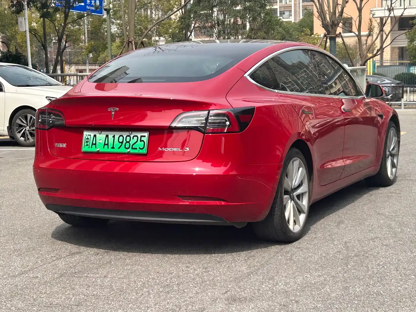 TESLA MODEL 3