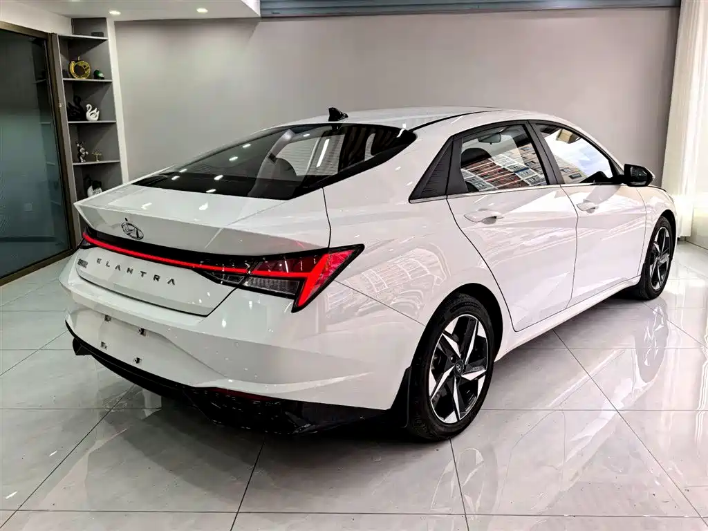 Hyundai Elantra 2022 1.5L CVT LUX Premium Edition фото 4