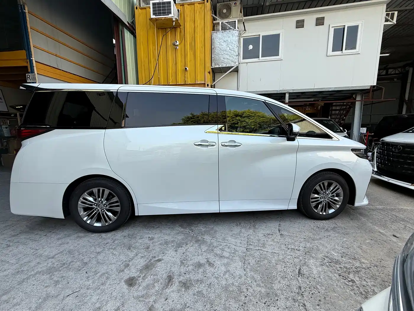Toyota Alphard 2025 Hybrid 2.5L Prestige Gold Edition фото 13