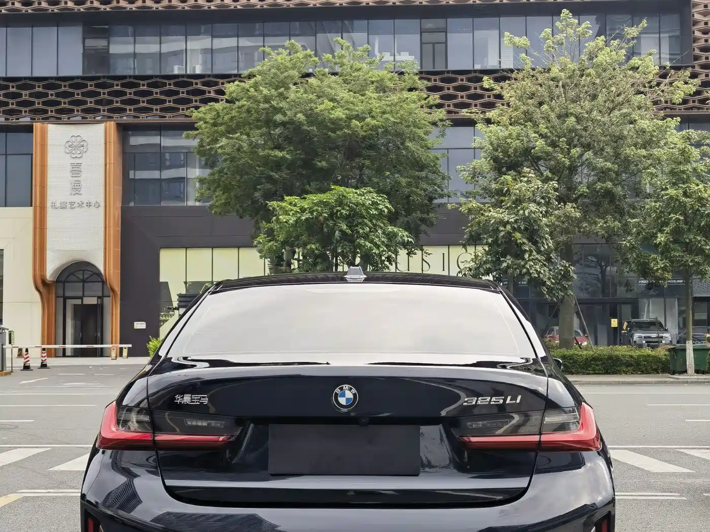 BMW 3 Series 2025 325Li M Sport Package фото 9